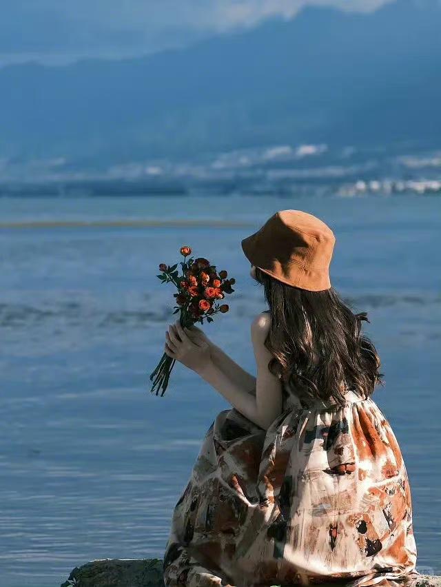 你为谋生低头的每一刻  ，都比为不爱你的人弯腰更珍贵”