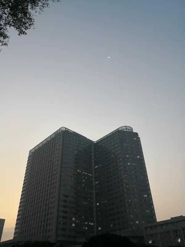 郑大一附院话题不断。天眼查显示，其法定代表人是余祖江，开办资金约102亿，本应提