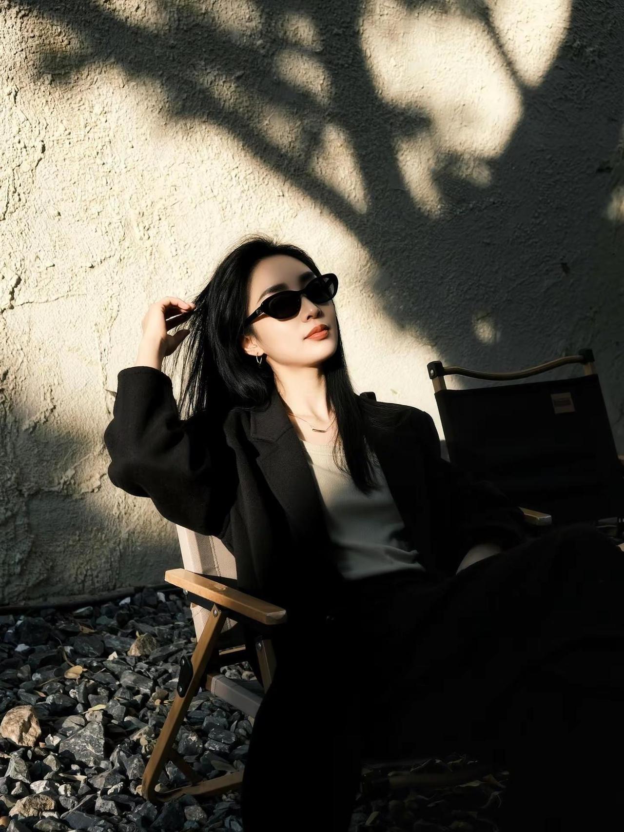 不要在任何人身上找归属感. 做自己的光，不需要太亮，足够挨过寒冬和黑夜就好