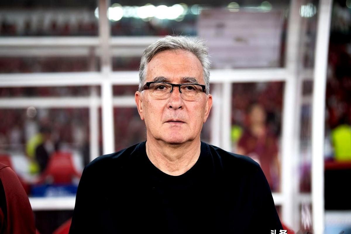 国足又换帅了，老伊万的离开没掀起多少波澜，却让不少人盯着他留下的“遗产”叹气。