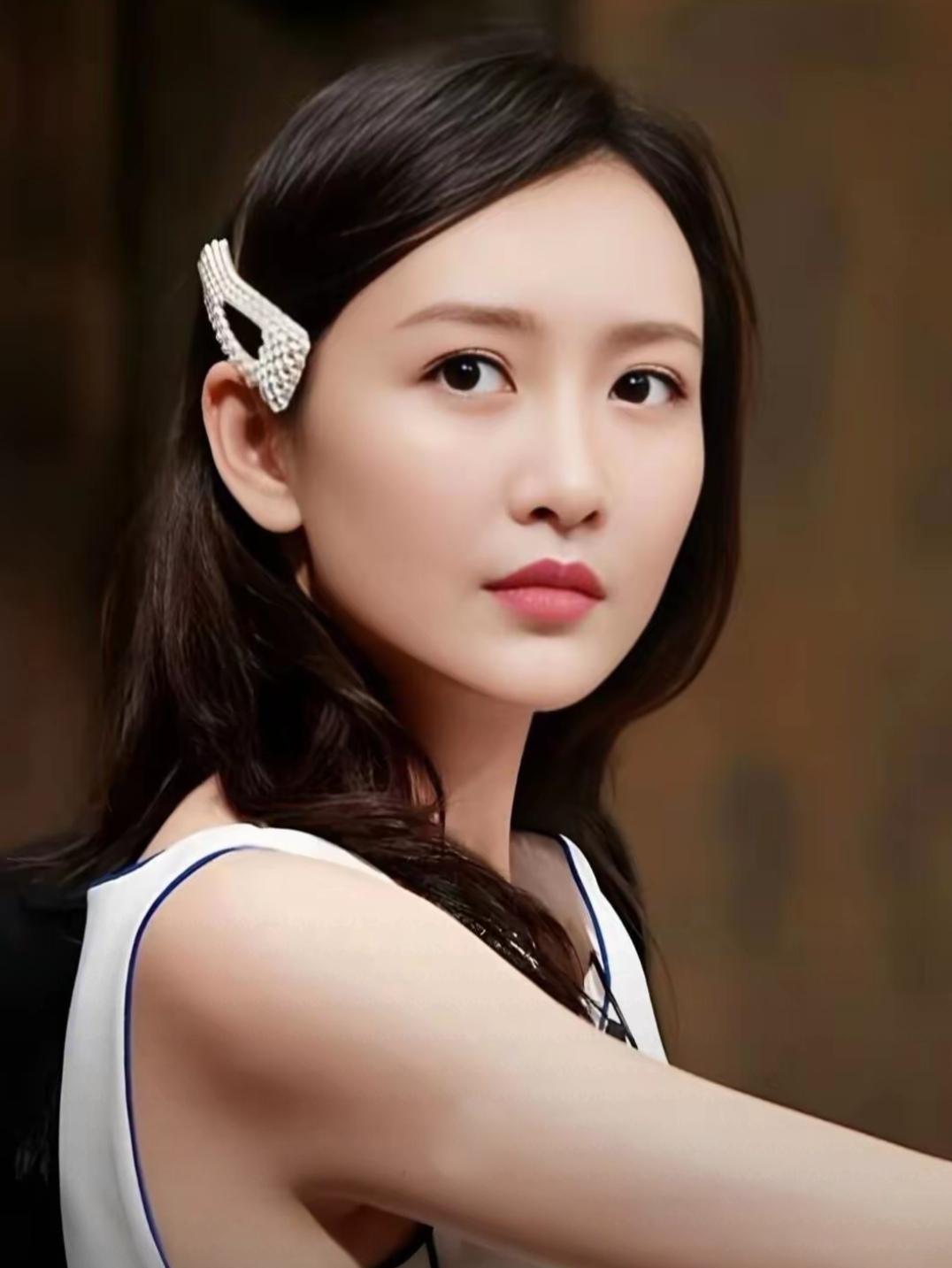 王鸥终于发文承认自己目前独自养育一个孩子，之前传闻落了实锤。其实这件事公开了也没