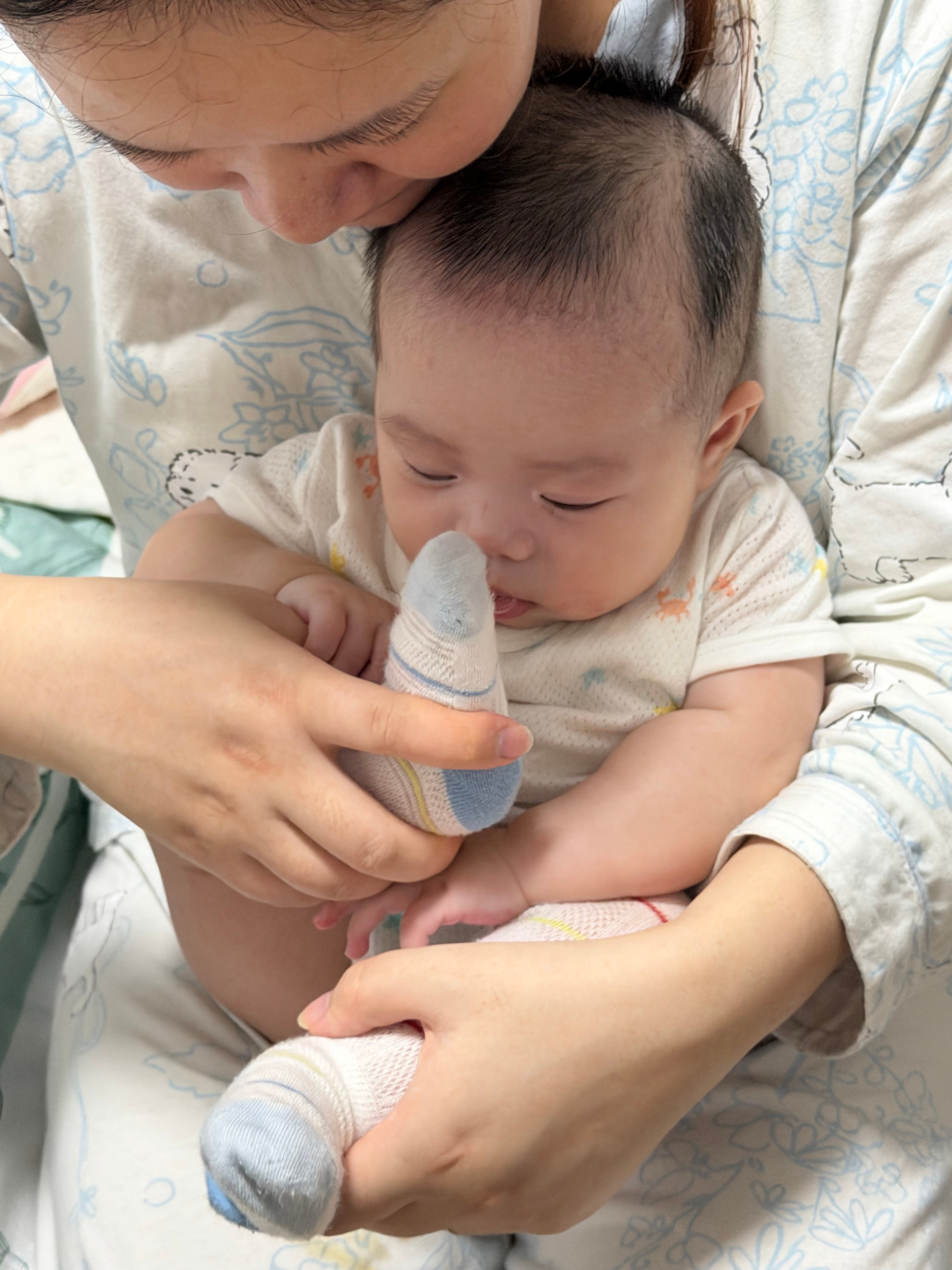 不笑和笑起来像两个娃长头发和短头发也像两个娃 ​​​