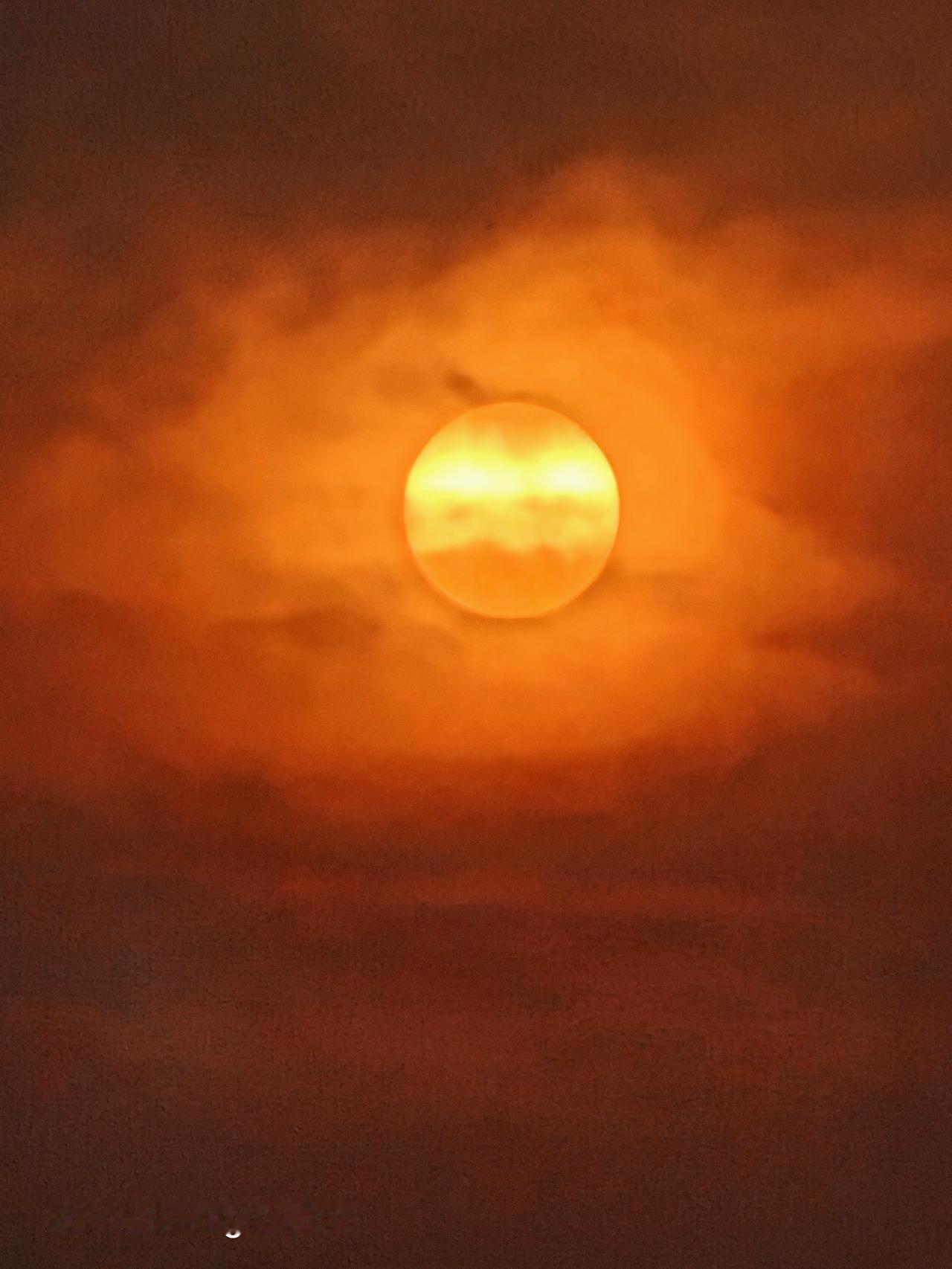 打卡天空之城看夕阳西下，简直绝了！我去的是大疆“天空之城”，它就像从科幻世界里走