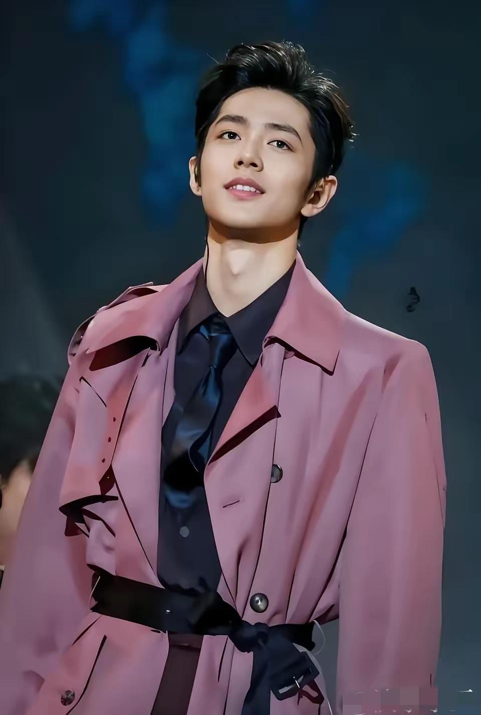 真正的顶流从不用口号立人设，而是把清醒刻进言行里，肖战跨年晚会上那段话，越品越懂