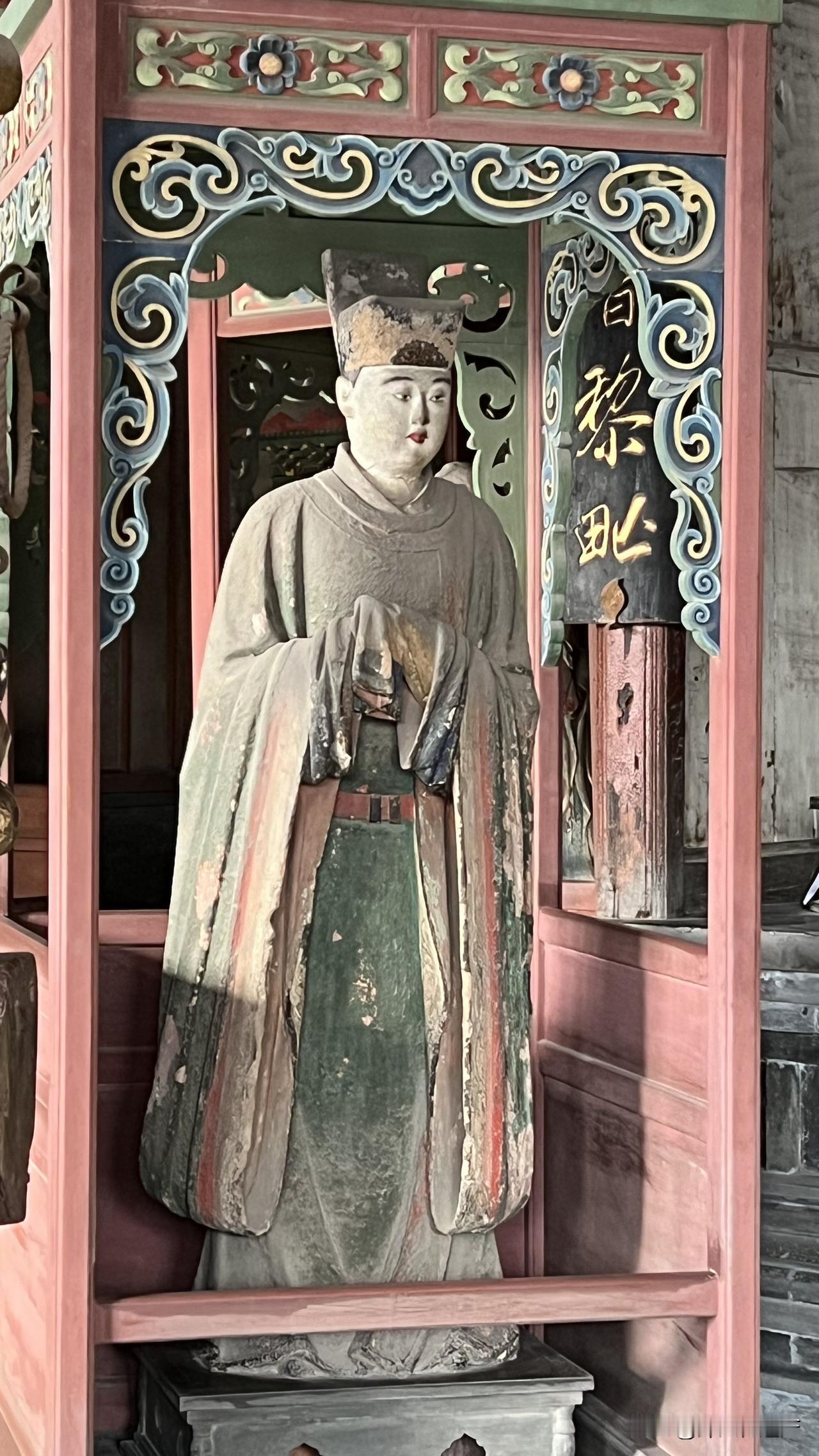 晋祠圣母殿内的宋代彩塑，是宋代宫廷生活的真实写照，特别是殿内的侍女像，身体的丰满