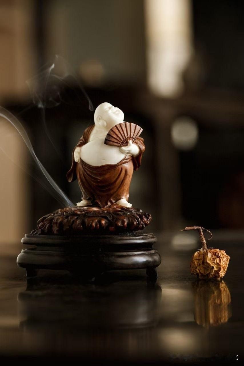 有些“喜”，不是热闹出来的，
而是看着看着，心就松了。

这一尊弥勒香炉，
站势