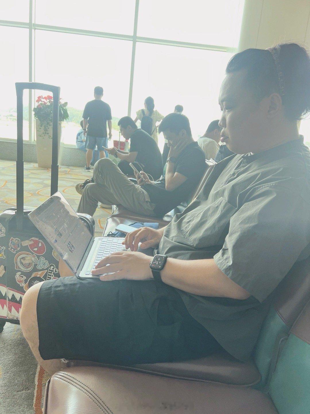 今天福州到重庆，特种兵式的汽车自媒体人，又是机场+飞机上剪视频~不过重庆这次试驾