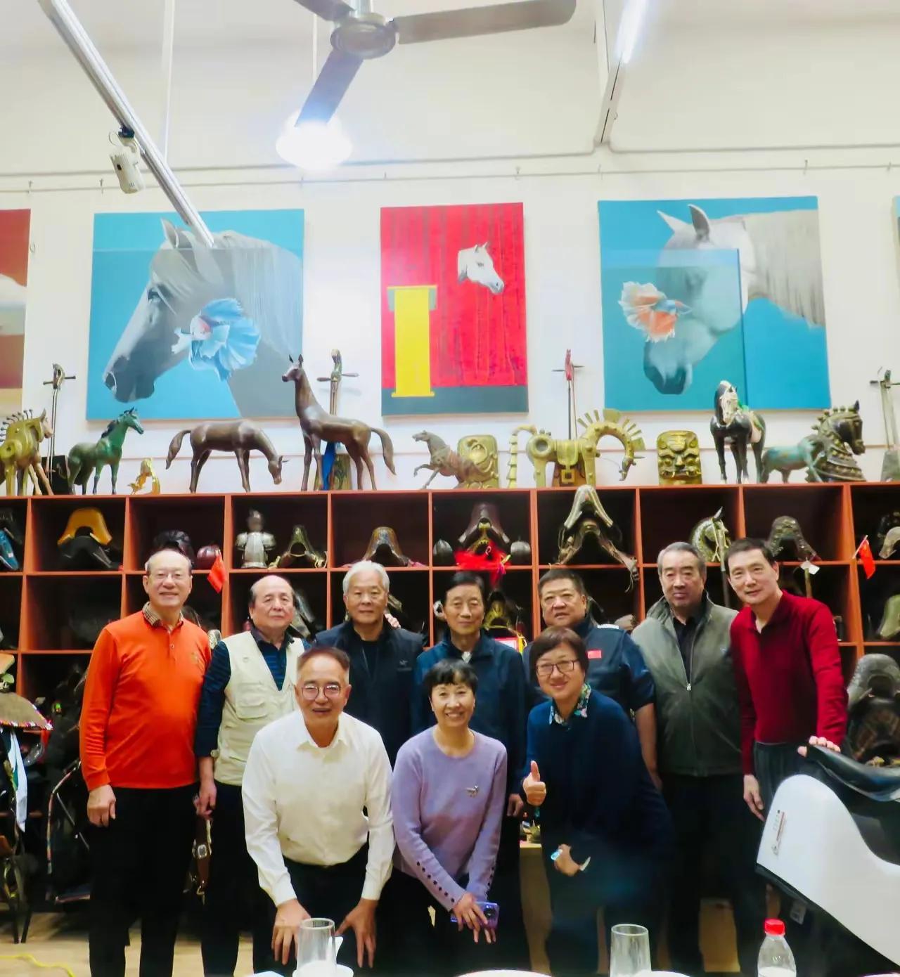 中央台老的体育频道主持人领导们聚会。
看着这些白了头发的老人家，真的特别怀念原来