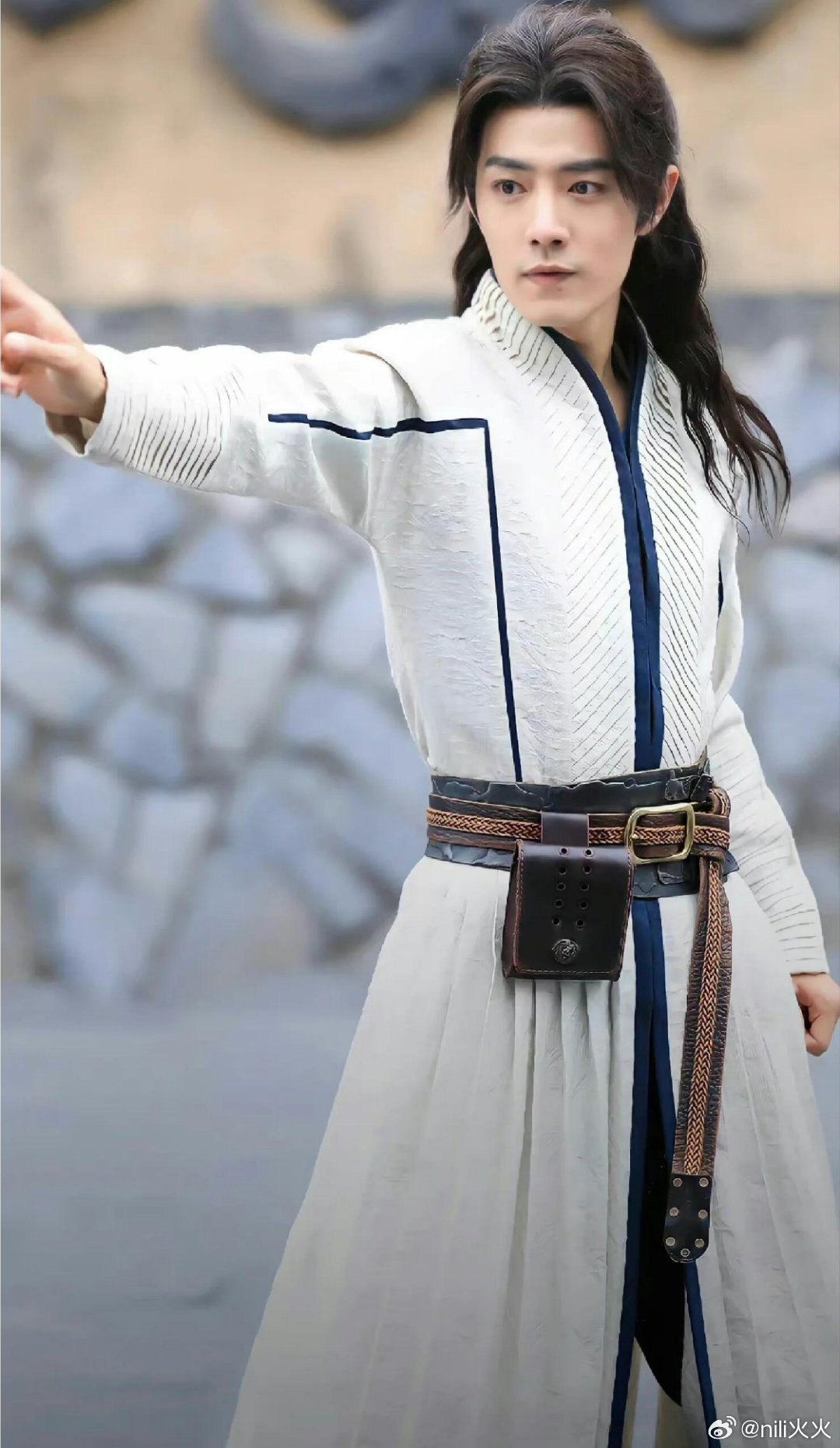高大俊美古代人，三三真是丰神俊朗啊