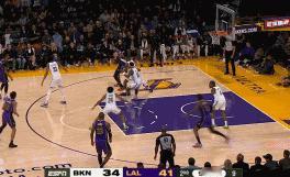 詹姆斯轰进LOGO三分
北京时间1月20日，湖人与篮网的比赛进行至第2节9分30