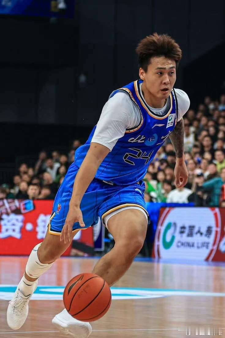 赵睿发威，北汽险胜新疆，开局六连胜在今晚刚刚结束的一场CBA常规赛中，北汽男篮客