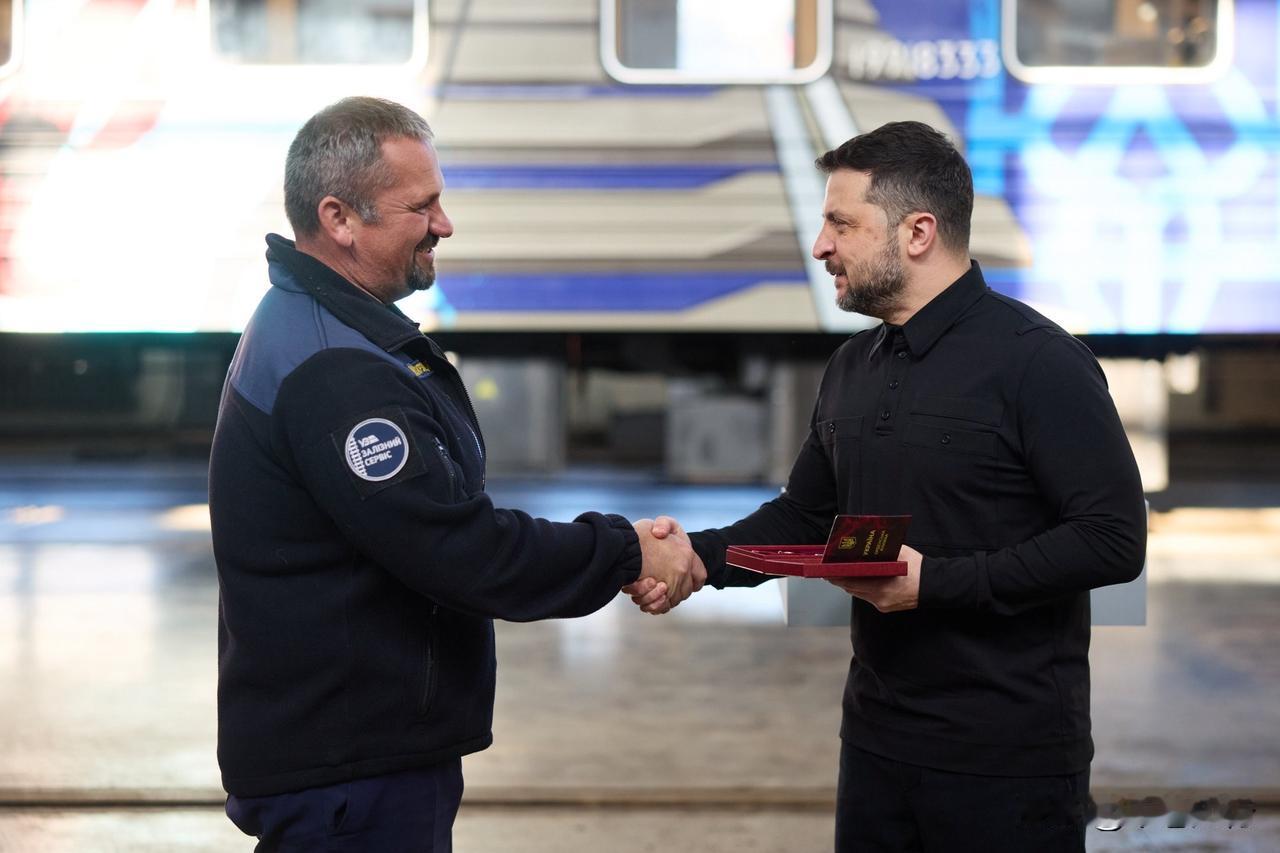 泽连斯基表扬铁路工人：战争下的乌克兰，还在准点发车

炮声没停，火车却没晚点。