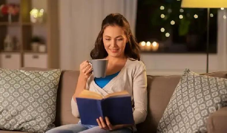 凌晨三点，厨房灯还亮着，一对夫妻同时爬起来，一个热牛奶，一个煮面条，就这么不声不