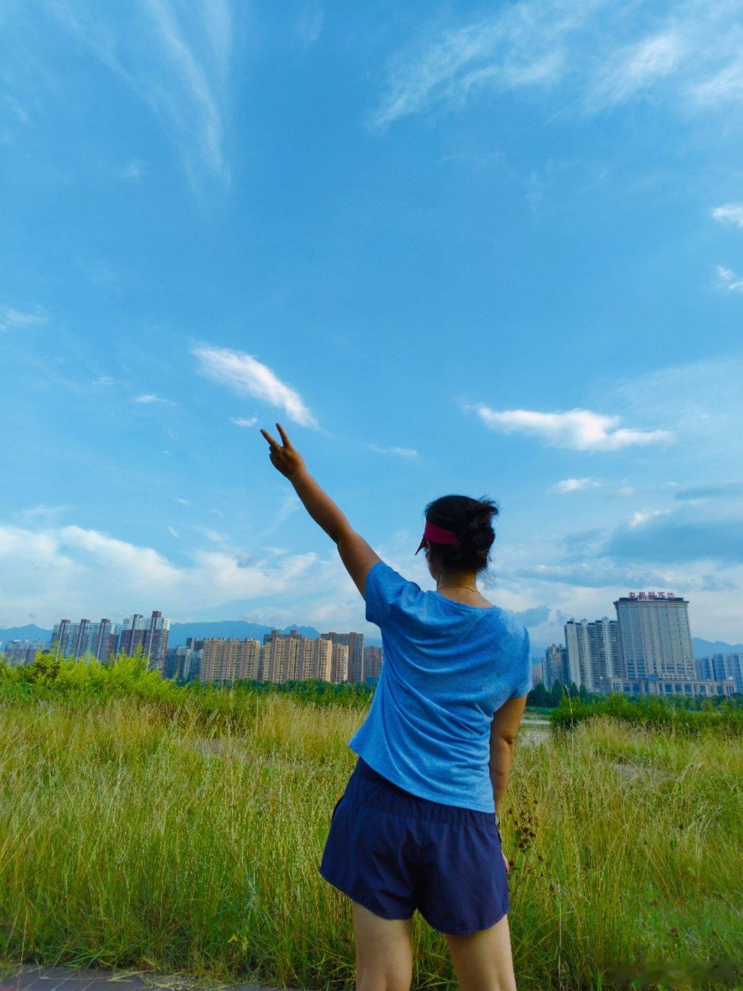26度夏日清晨，八公里走走跑跑，不追敢速度，看云卷云舒，跑完身心都轻盈。 