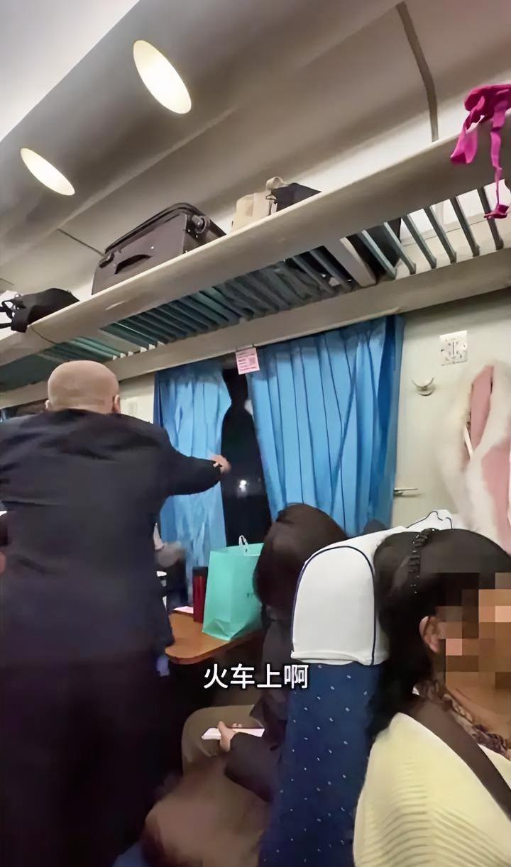 火车上这个事谁知道？
每到晚上9:30分，列车员都会把车厢里的窗帘逐个拉上，这是