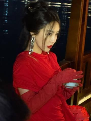 李菲儿红衣配红唇  李菲儿和月色一样美丽 红衣映衬红唇，李菲儿宛如梦中仙子！她的