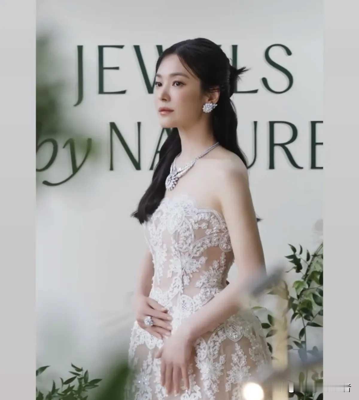 宋慧乔也整容了吗？感觉好像瘦脱像了，虽然还很美丽，但是没有之前的灵动，五年的时光