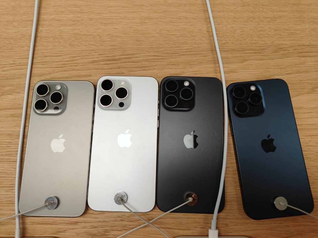 #苹果拿下当周中国智能手机市场份额第一# iPhone15Promax的对手只有