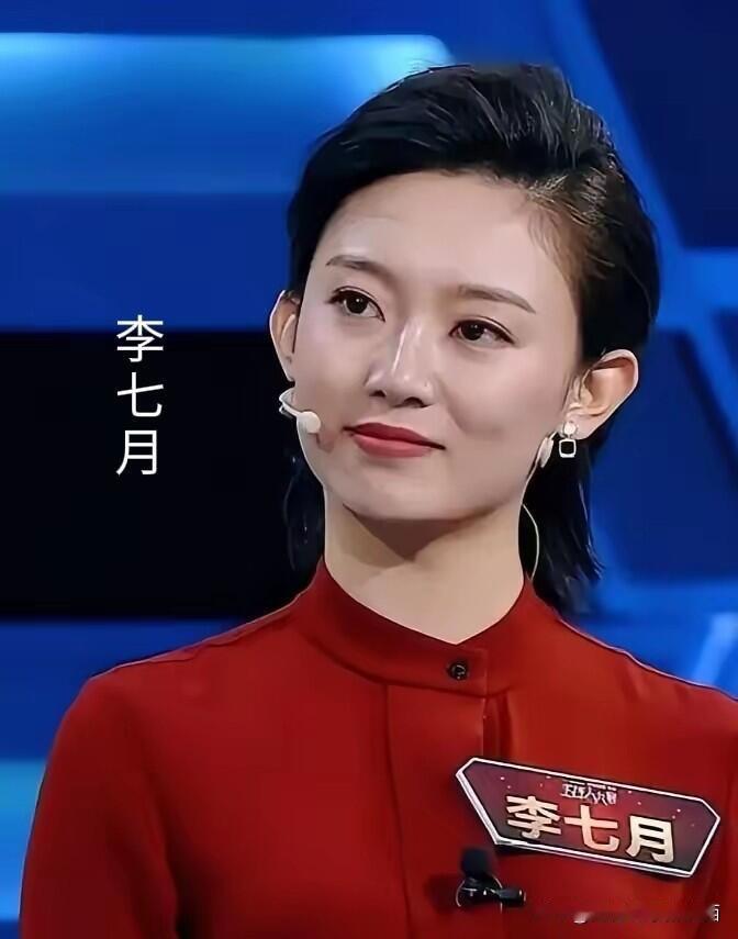 颜值上看，李七月的第一眼看起来没有龙洋漂亮，但她有气质，属于耐看型的一个主持人，