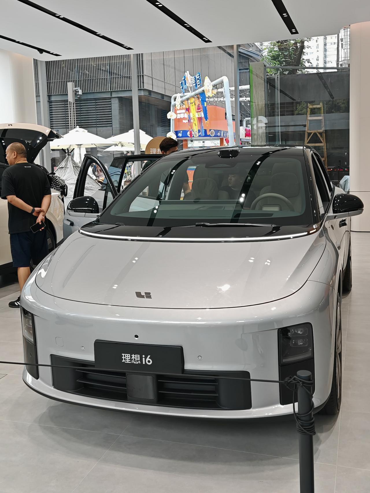 国庆期间，我直奔理想门店，深度试驾了理想i6。在抛开所有网络滤镜后，它给我的感受