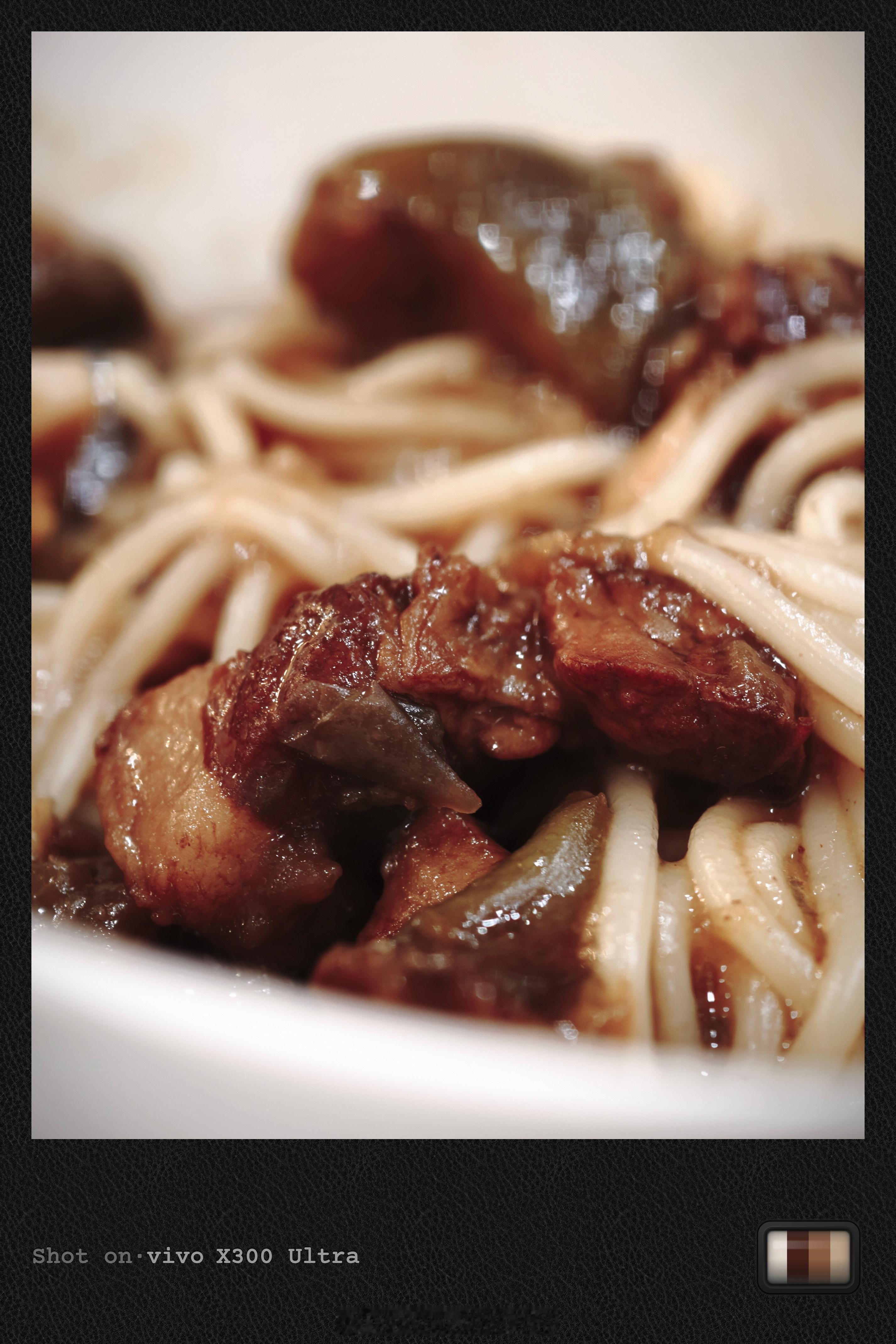 感动坏了，这个点的国航休息室还能有现做的面……就是这个茄丁面怎么一股子东航 T2