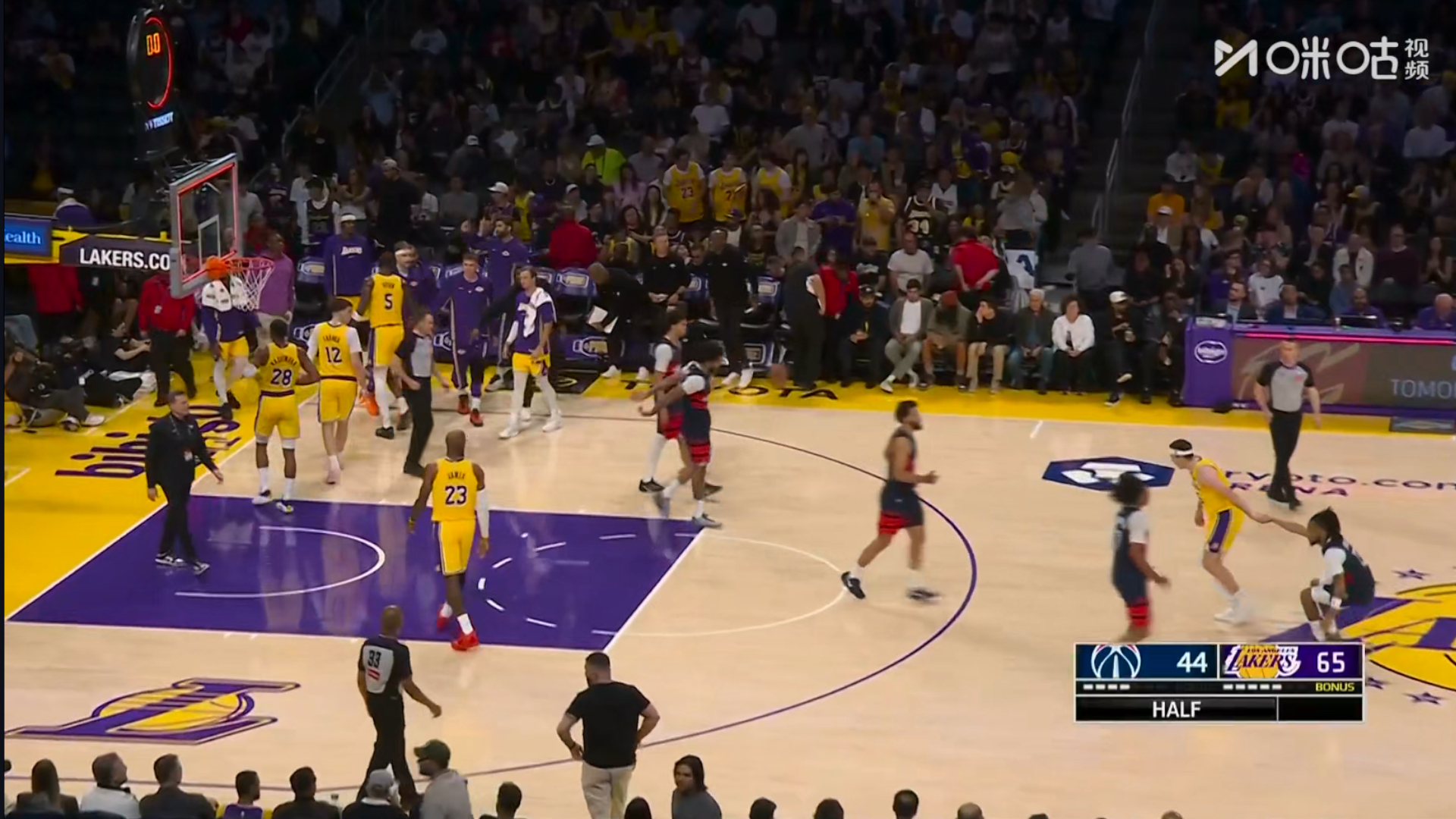 半场湖人65:44领先奇才21分，第二节打了一波40:18的攻击波。詹姆斯14分
