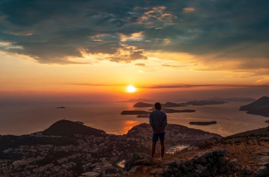 一个完美丈夫的最高境界：

一，她去哪里，和谁在一起，一概不关心。

二，在家时