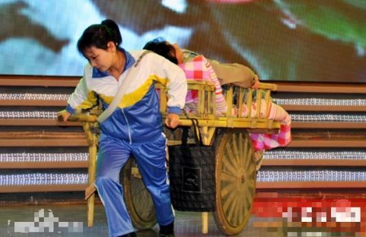 2001年，安徽一男子不慎摔成高位截瘫，谁知，妻子竟撇下父女俩一走了之，绝望之际