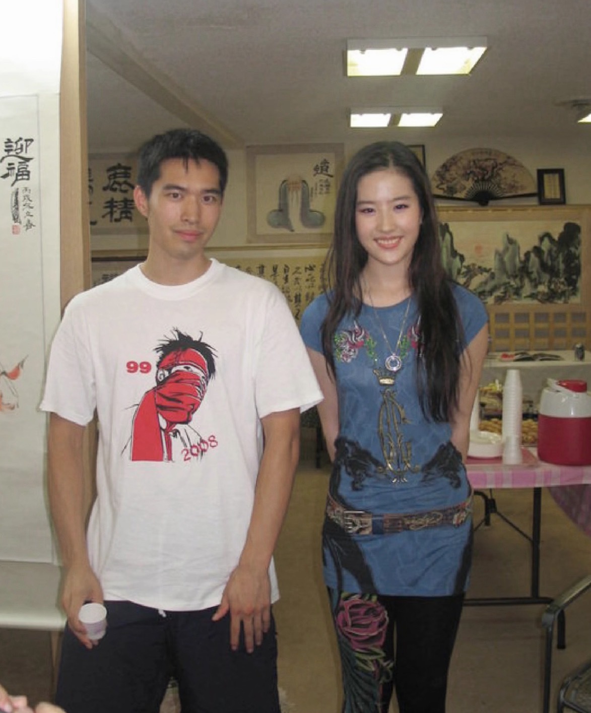 我菲衣服丑了点，但人是真盘靓条顺…这会才20出头吧 