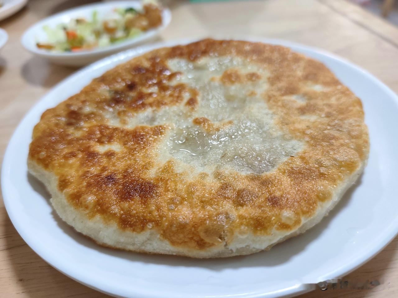 今天，两个六零后的早餐
一人一张猪肉饼5元*2
一人一碗粗粮粥2元*2
还是在社