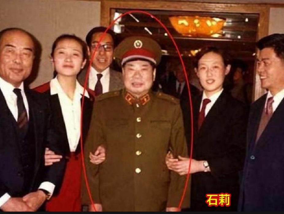 杨得志二婚再娶时已经79岁了，新夫人石莉比他小二十多岁。

石莉年轻的时候当过兵