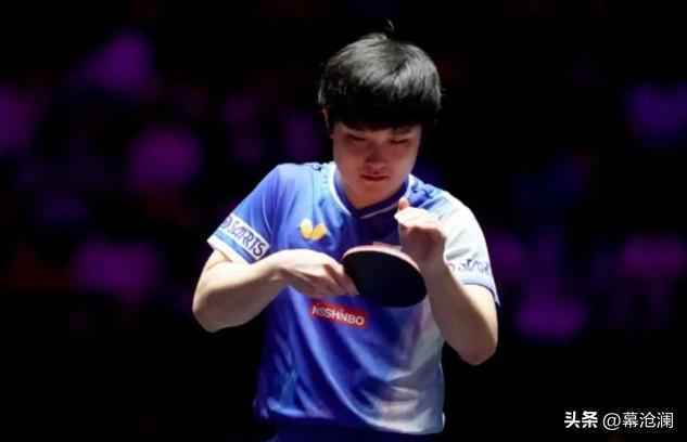 张本智和又被“赶出”了赛场。
11月7日，WTT法兰克福冠军赛男单1/8决赛的赛