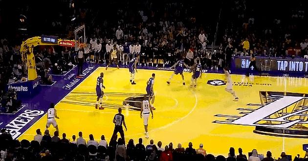 哈登后撤步三分迎射斯玛特，对飙东契奇带队反超。
 

球队就指望他了，对面把防守