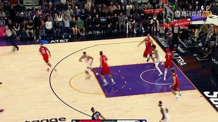 他就是故意撞到前队友
 

太阳球员狄龙-布鲁克斯在与火箭的比赛中，第二节故意撞