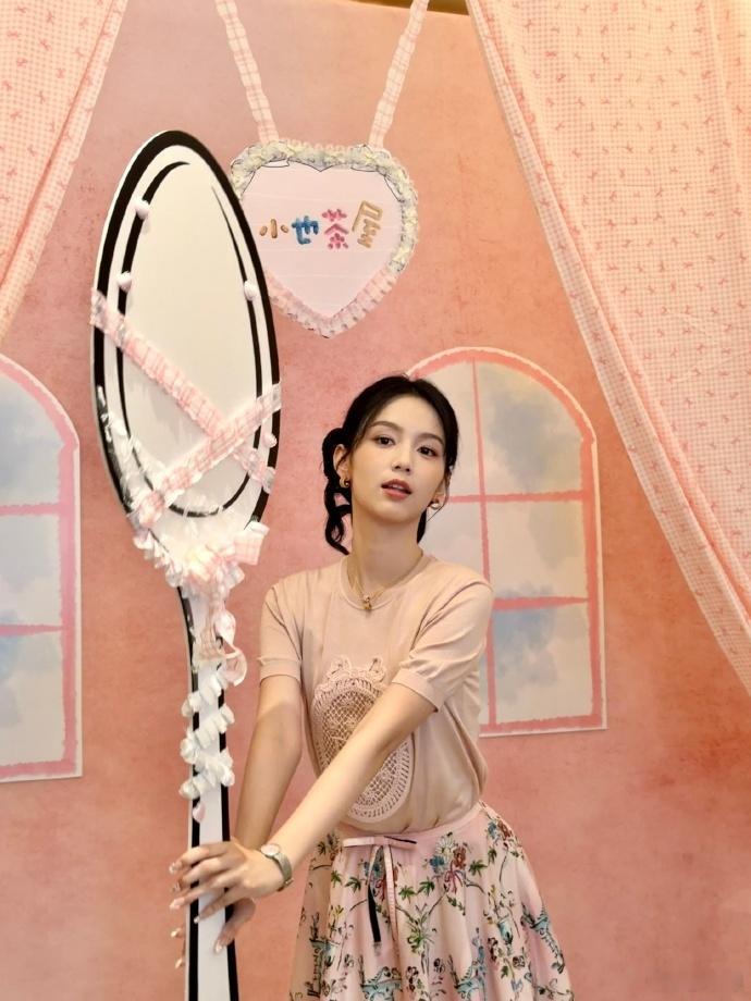 周也花式秀美甲周也好像油画里的在逃公主不经意抬手，花式秀出精心设计的美甲 