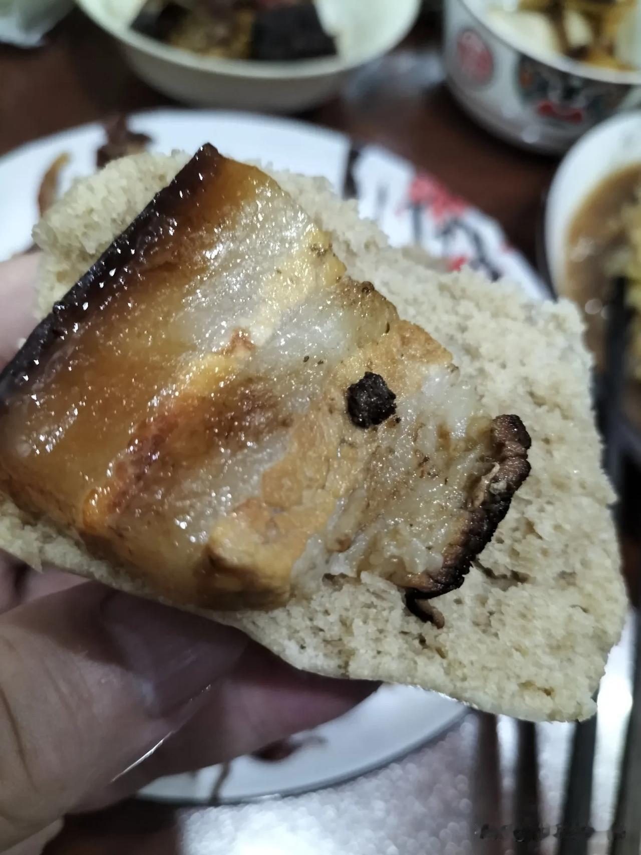早饭晨吃的如皇帝，中午吃老百姓饭，晚上吃的像乞丐。

就是让晚上少吃，吃多了发胖