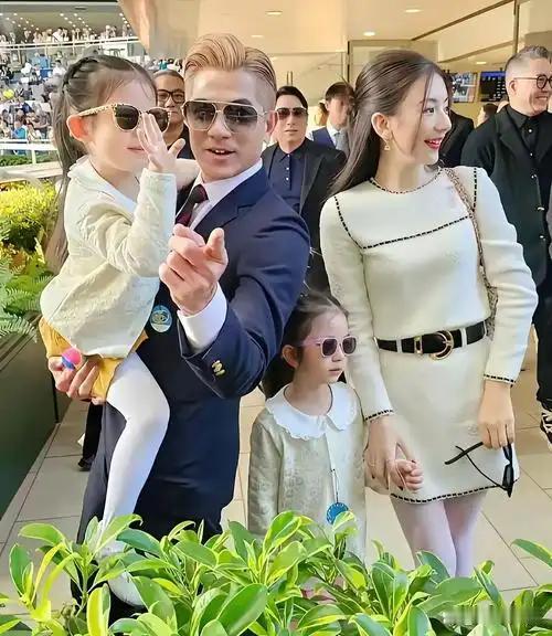 郭富城曾被认为做过一笔争议性的决定，即支持妻子方媛参与公开活动。
本意是希望方媛