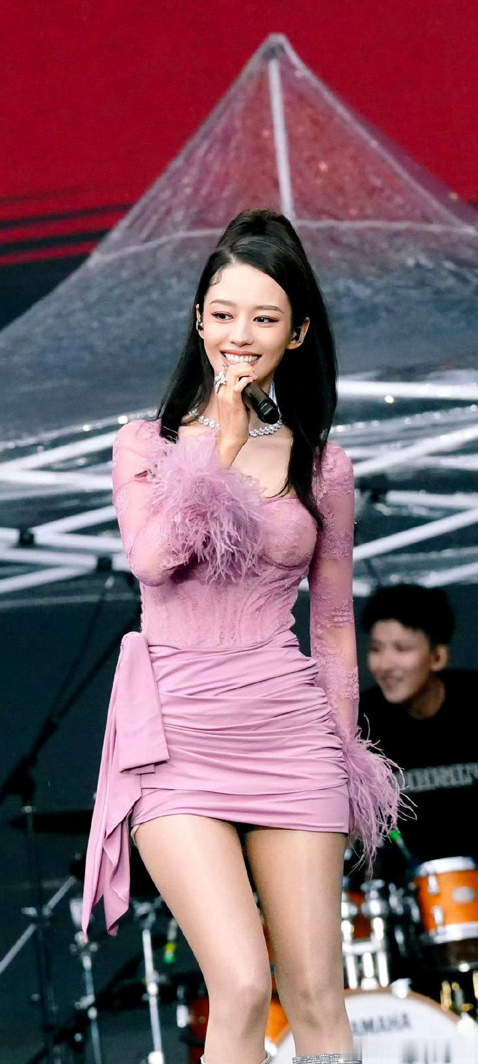吉娜音乐节好甜。
