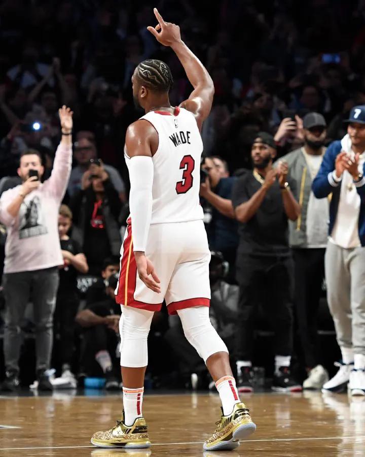 没想到逼王韦德退役已经7年了，2019年4月11日，韦德生涯最后一战用25分11