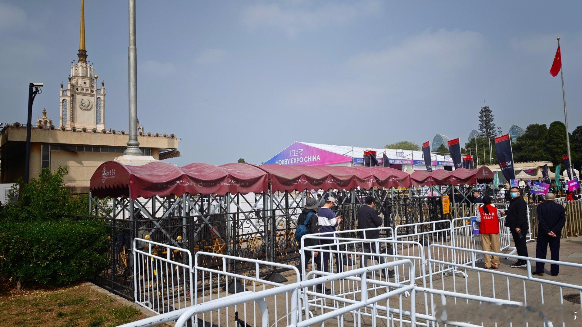 每次来模型展都得绕场排队一个多小时，今年我下午来，直接进！一分钟没排。 