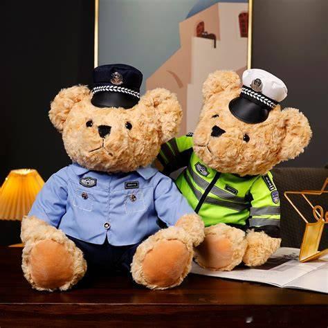 台州小学生捡到一万元获警熊5月11日上午，台州市公安局椒江分局府前派出所民警来到