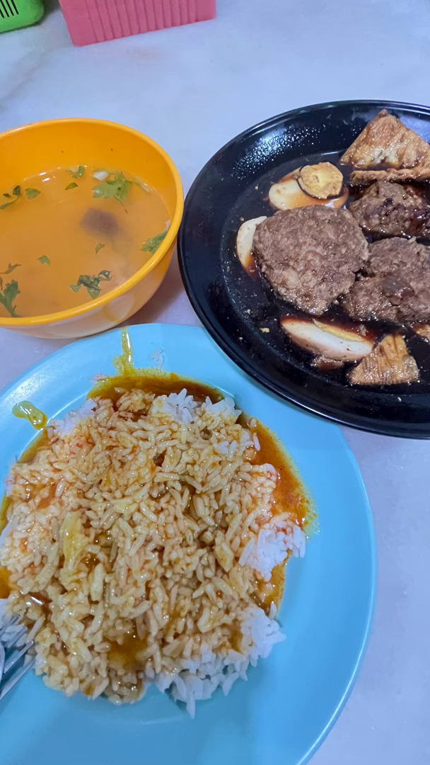 海南咖喱饭🍛肉饼，鸡蛋，豆支，清汤。 
