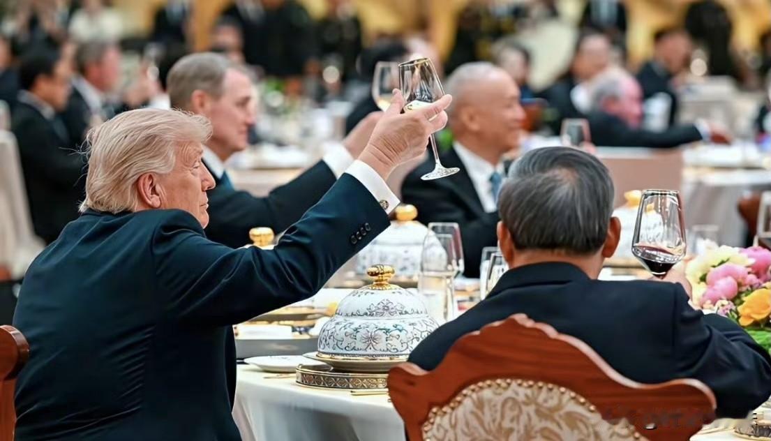 感受到东方文明的特朗普，心花怒放，临行前带走大会堂国宴名牌，指示白宫收藏