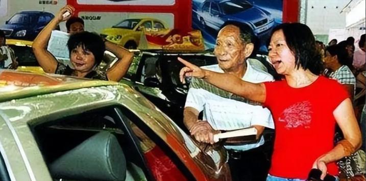 2008年春天，长沙车展的镁光灯突然对准一个不太协调的身影。

78岁的袁隆平穿