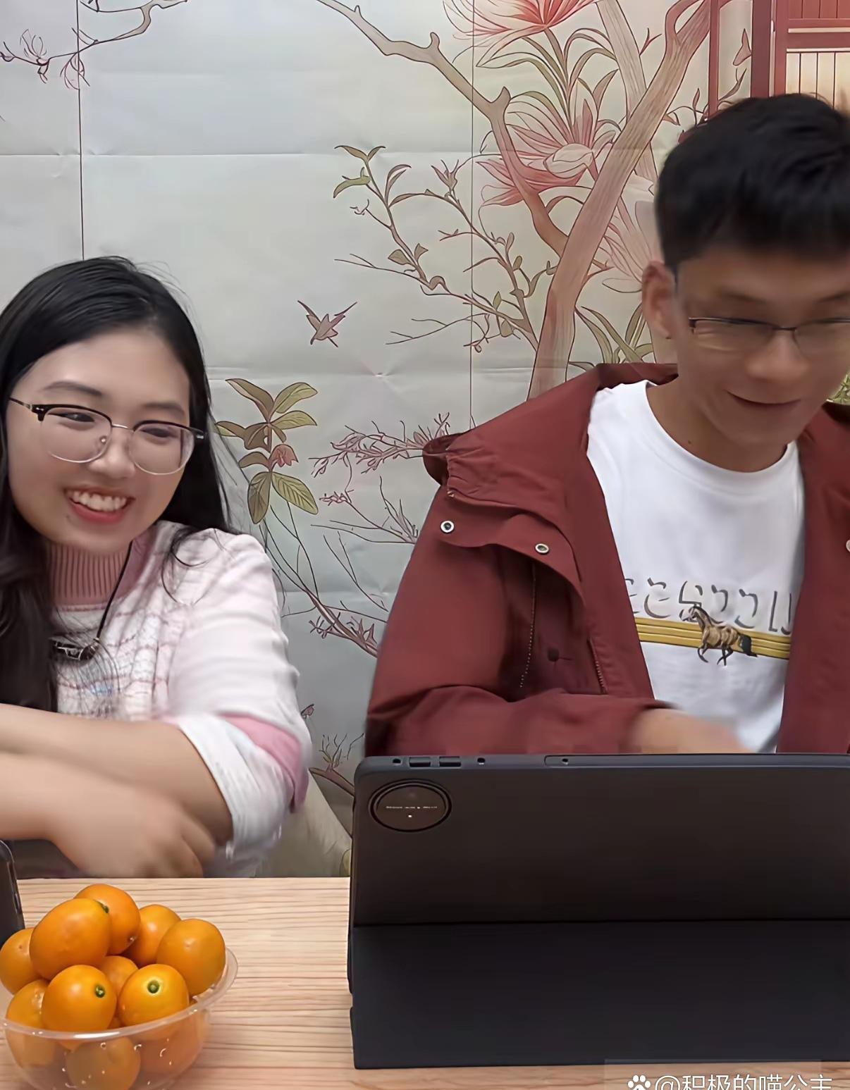 刷了几场唐尚珺的周末直播，发现味儿有点变了。
以前是单打独斗讲复读心路，现在成