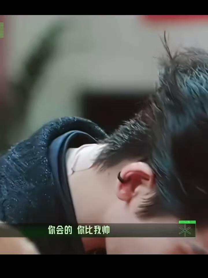 张凌赫哥哥你好帅张凌赫脖子上贴膏药开始推理吧张凌赫 看到后你就不会怪我了 张凌赫