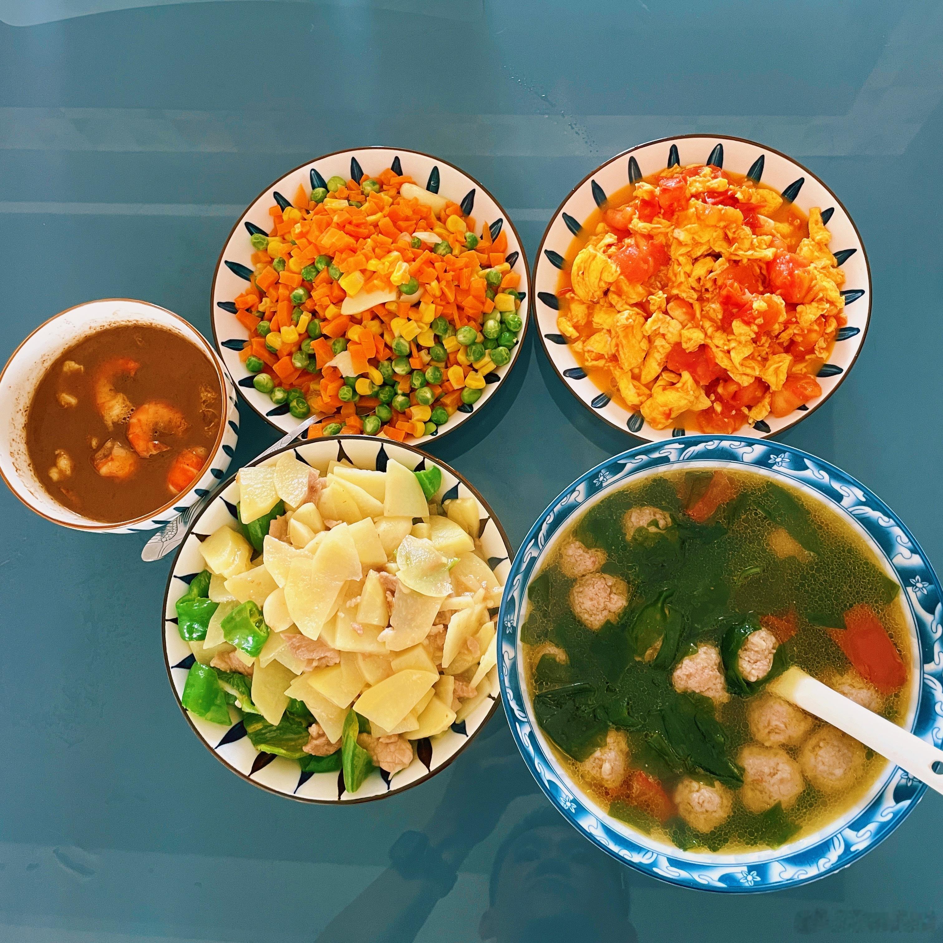 美食[超话]  周末基本都是做同样的菜，所以动作也快。 ​​​