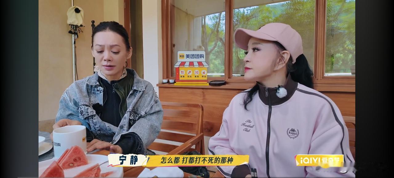 宁静前几年剃光头的原因找到了，原来都是工作需要。
宁静在新一期《一路繁花2》中提