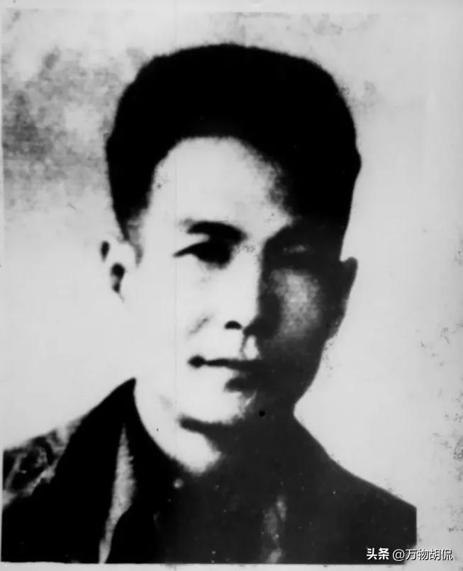 1948年，狱医刘石人到女牢诊病，刚到门口，一女犯突然趔趄摔倒在他身上，并迅速塞