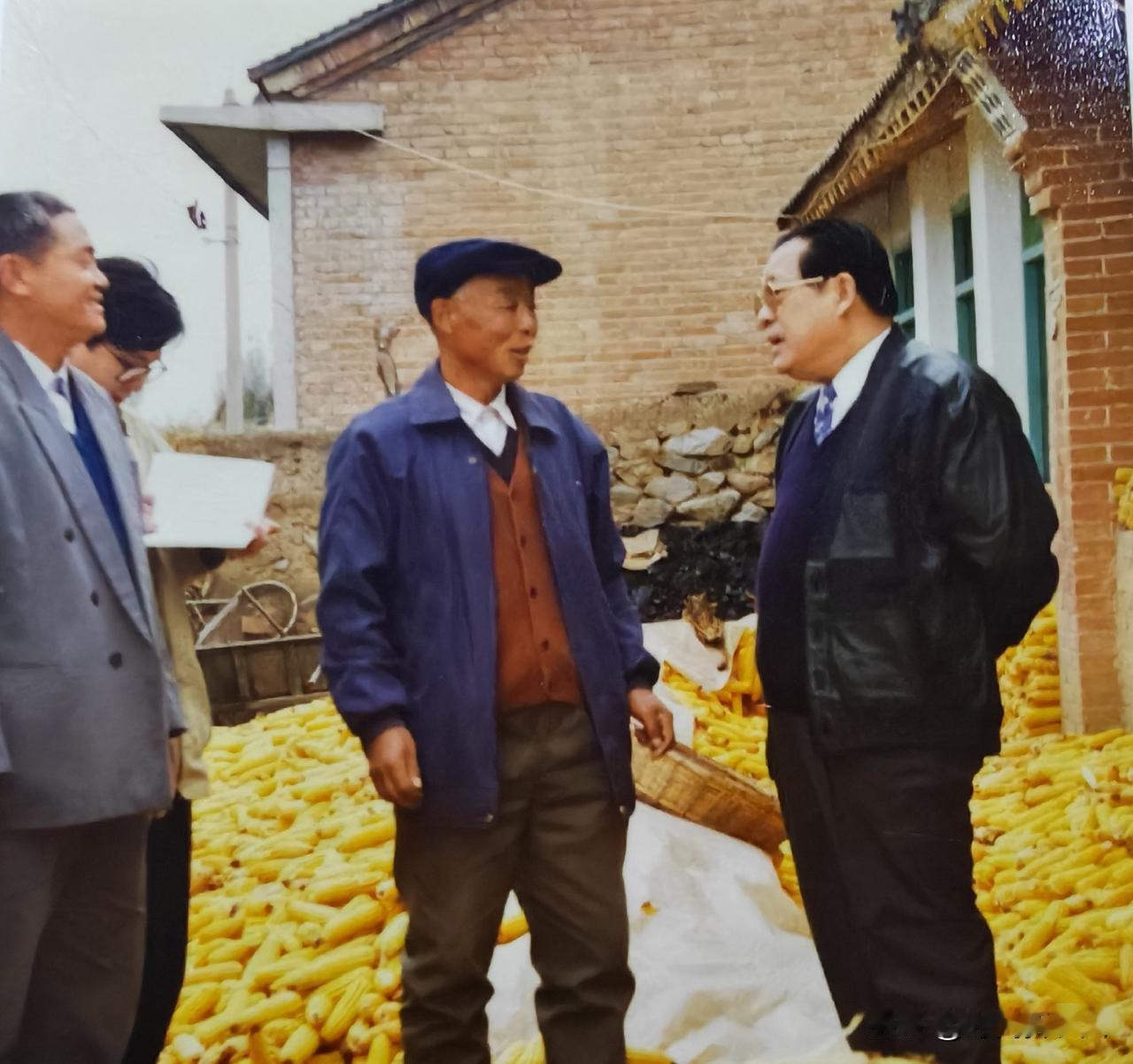 晒图笔记大赛整理老相册，无意间发现一张照片，虽然不知道这张照片拍摄于哪年，但是看